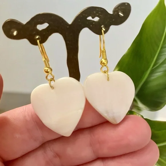 Mother of Pearl Heart Earrings Gold Tone - Picture 4 of 5